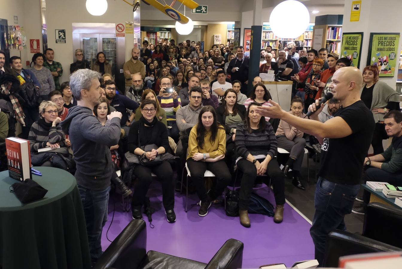 En la Casa del Libro de Valladolid ambos escritores, de novela negra uno y 'thriller' el otro, intercambiaron opiniones sobre sus dos últimas publicaciones: 'La reina roja', de Gómez Jurado; y 'Todo lo mejor', de Pérez Gellida