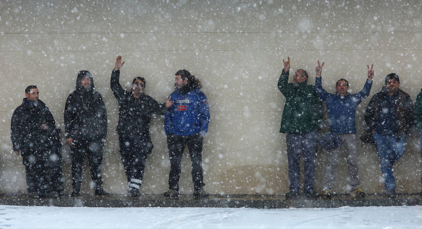 La autovía A6 cortada por el temporal de nieve a su paso por la localidad de Bembibre 