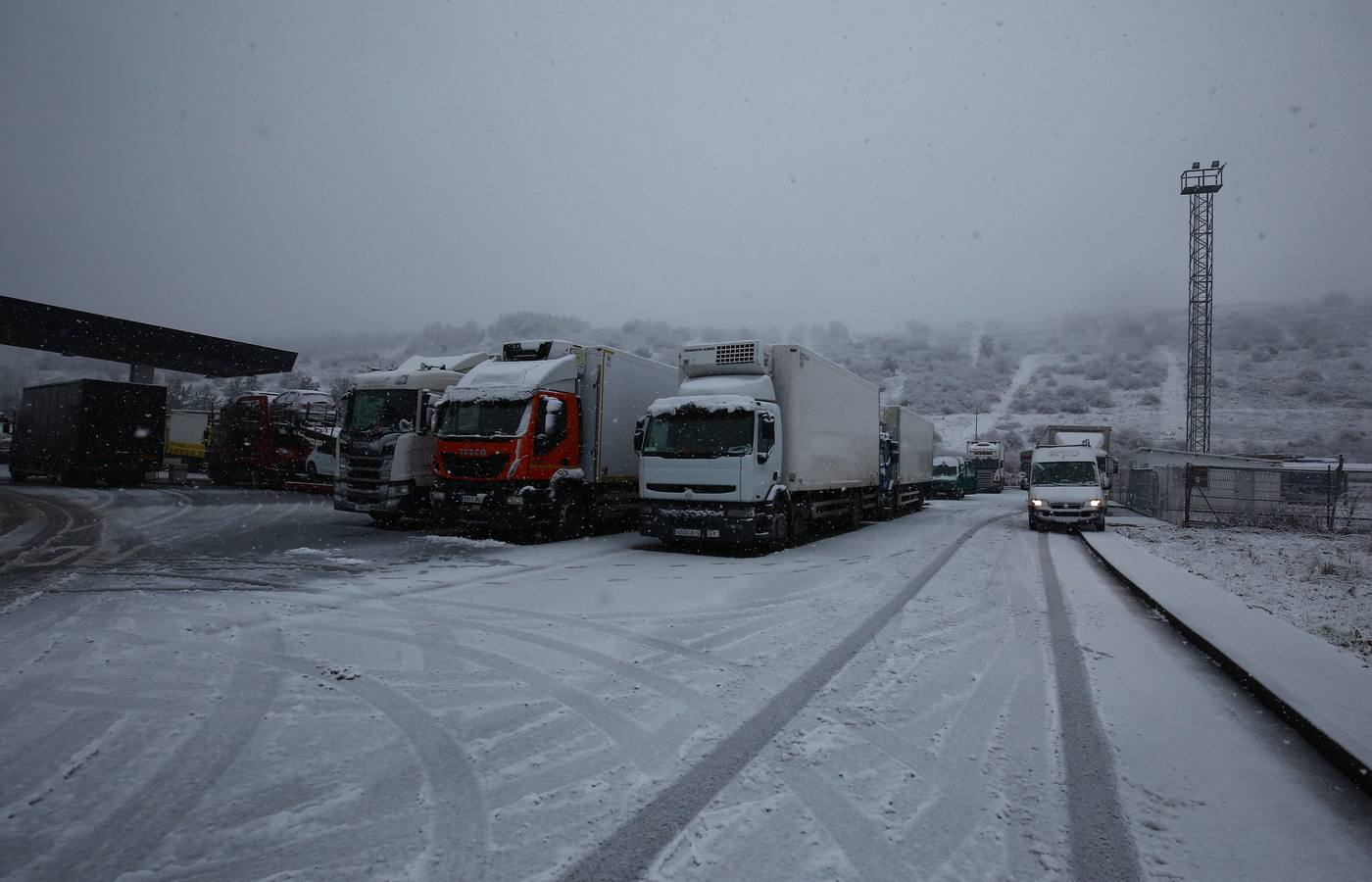 La autovía A6 cortada por el temporal de nieve a su paso por la localidad de Bembibre 