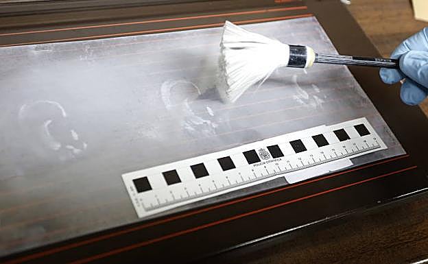 Galería. Sistema de identificación policial mediante la obtención de huellas de una oreja. 