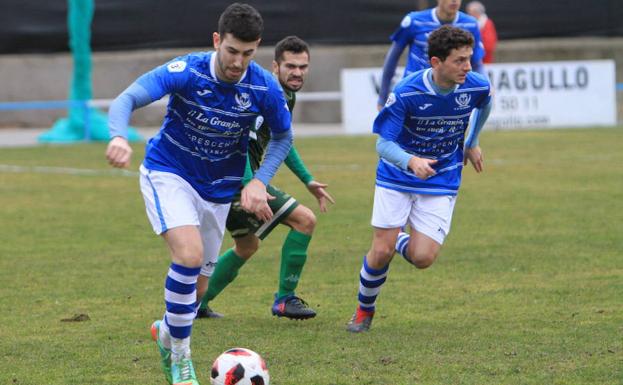 Alfonso Mateos conduce el esférico durante el choque frente al Atlético Astorga. 