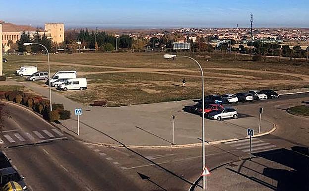 Vista del solar donde se construirá el centro de salud Segovia IV, situado entre el Centro Integrado de Formación Profesional Felipe VI, la carretera de La Granja y el hotel Cándido.