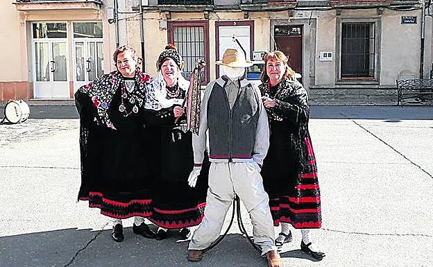 Alcaldesa y damas de 2018, junto al pelele. 