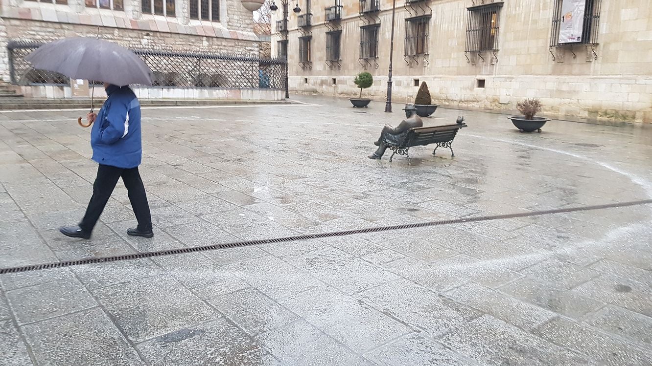 La nieve cierra dos puertos en León y Burgos, embolsa camiones en la A-52, en Sanabria, y obliga a usar cadenas en tres tramos. En las fotos, imágenes de León capital y de la provincia de León