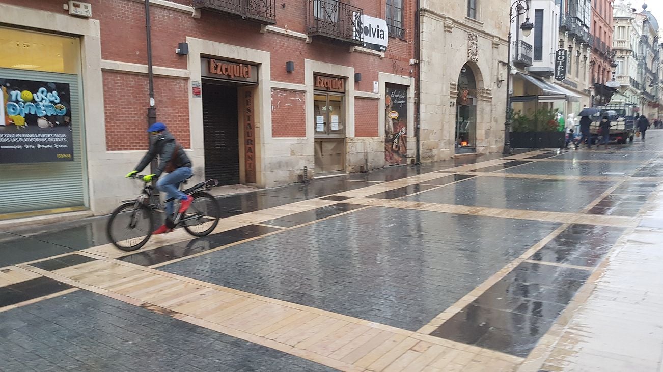 La nieve cierra dos puertos en León y Burgos, embolsa camiones en la A-52, en Sanabria, y obliga a usar cadenas en tres tramos. En las fotos, imágenes de León capital y de la provincia de León