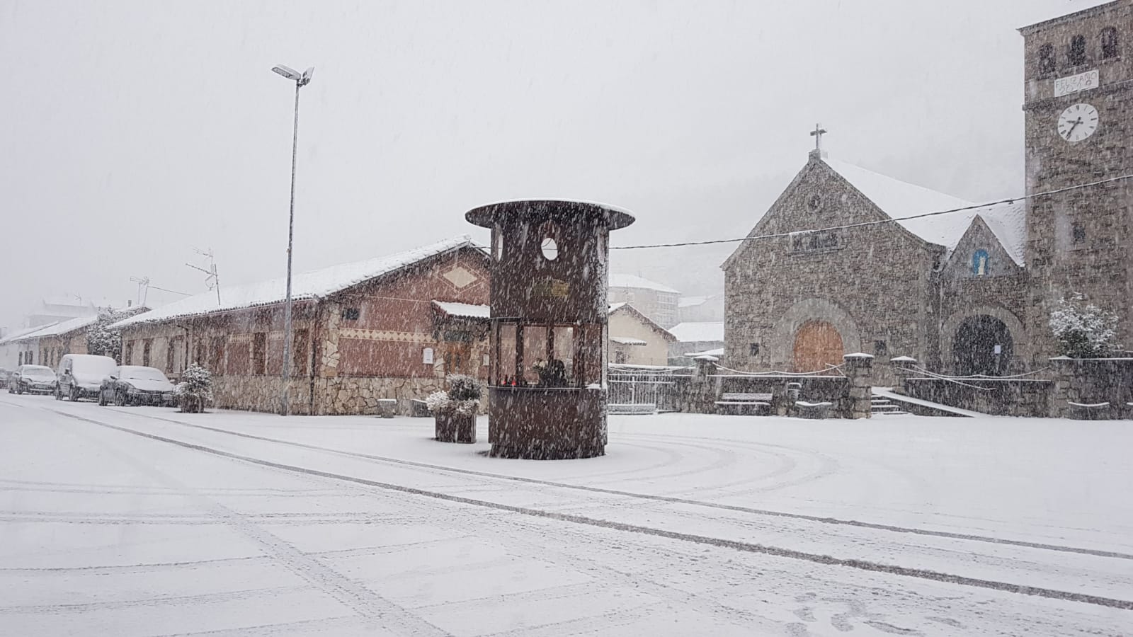 La nieve cierra dos puertos en León y Burgos, embolsa camiones en la A-52, en Sanabria, y obliga a usar cadenas en tres tramos. En las fotos, imágenes de León capital y de la provincia de León