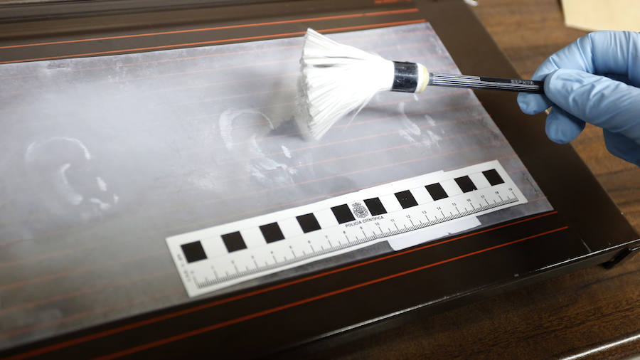 Fotos: Sistema de identificación policial mediante la obtención de huellas de una oreja