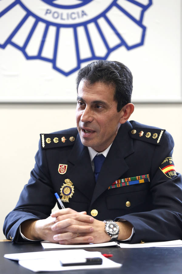 Fotos: Sistema de identificación policial mediante la obtención de huellas de una oreja