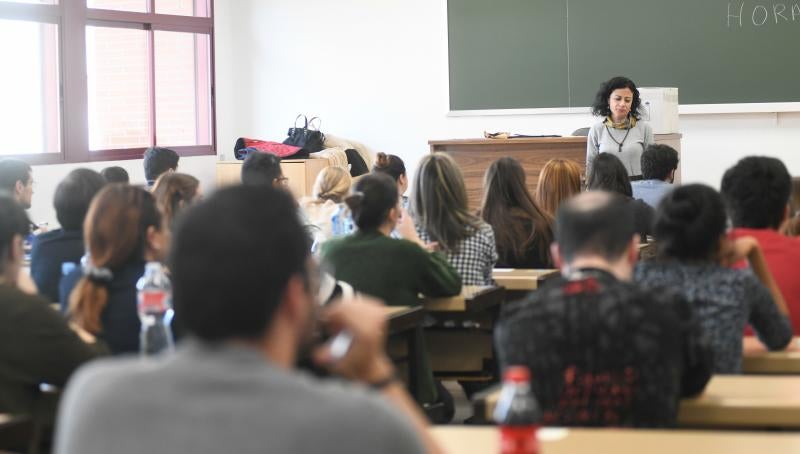 Cientos de aspirantes optan en Valladolid por una de las 8.402 plazas convocadas por el Ministerio de Sanidad, Consumo y Bienestar Social para el total de las titulaciones de acceso a la formación sanitaria especializada