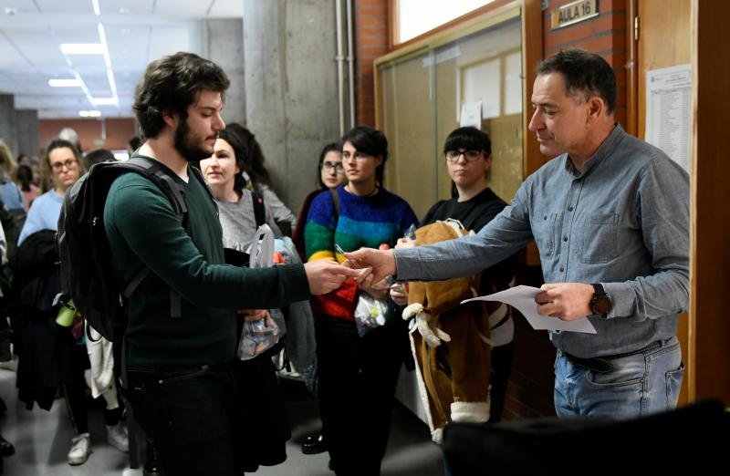 Cientos de aspirantes optan en Valladolid por una de las 8.402 plazas convocadas por el Ministerio de Sanidad, Consumo y Bienestar Social para el total de las titulaciones de acceso a la formación sanitaria especializada