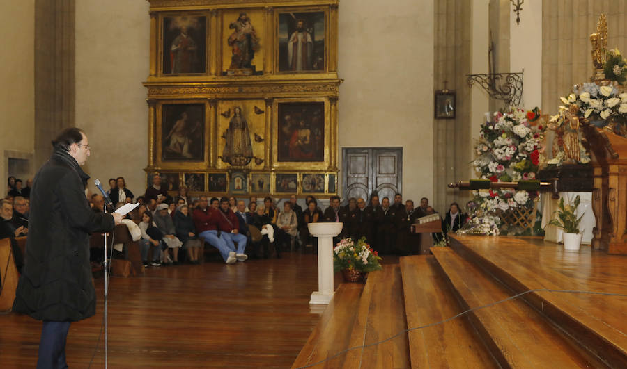 El alcalde, durante la ofrenda. Marta Moras