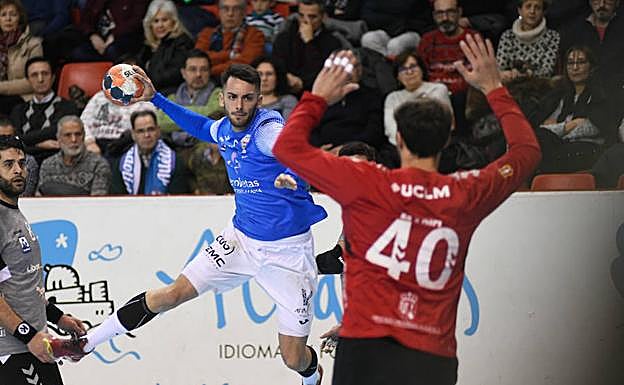 Dani Pérez, con la mirada fija en el guardameta Maciel, se dispone a anotar uno de sus tres goles. 