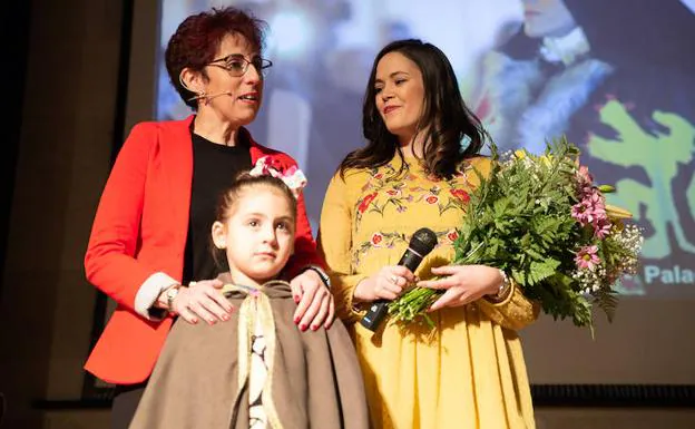 María Gallego sujeta un ramo de flores junto a la pequeña Yaiza Gil en la presentación de la decimoquinta edición de El Día de la Reina de Tordesillas.
