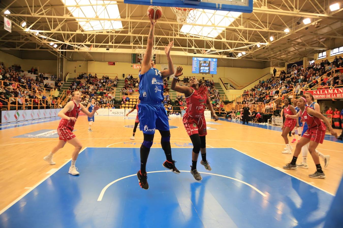 Fotos: Espectacular triunfo del Avenida en el estreno en casa de Ortega y Loyd ante el Araski (81-44)