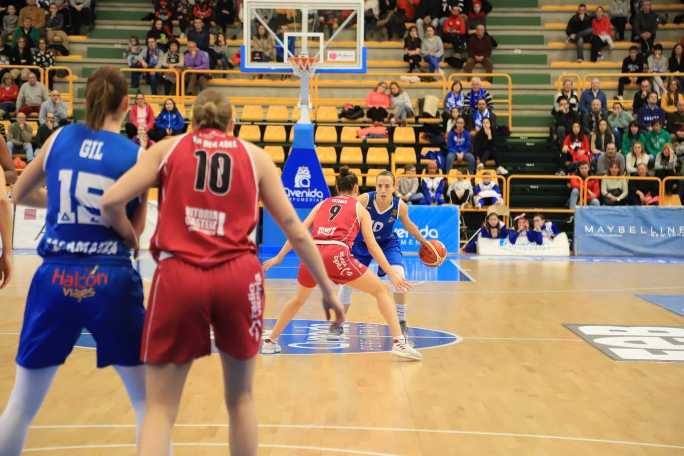 Fotos: Espectacular triunfo del Avenida en el estreno en casa de Ortega y Loyd ante el Araski (81-44)