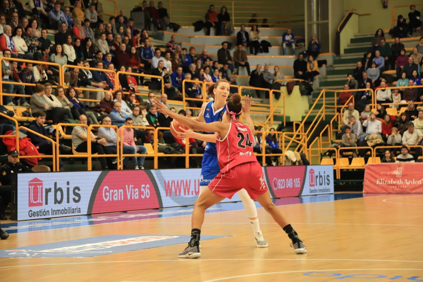 Fotos: Espectacular triunfo del Avenida en el estreno en casa de Ortega y Loyd ante el Araski (81-44)