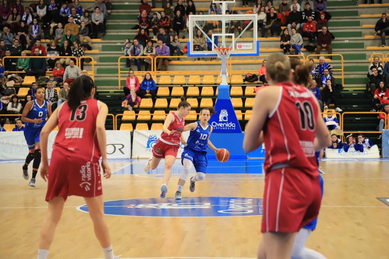 Fotos: Espectacular triunfo del Avenida en el estreno en casa de Ortega y Loyd ante el Araski (81-44)