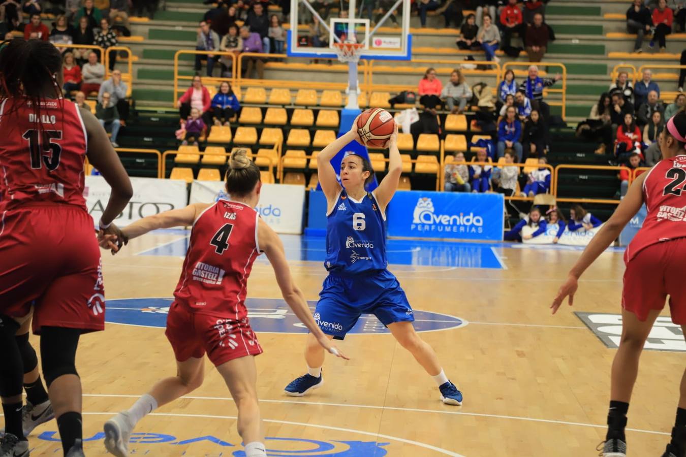 Fotos: Espectacular triunfo del Avenida en el estreno en casa de Ortega y Loyd ante el Araski (81-44)