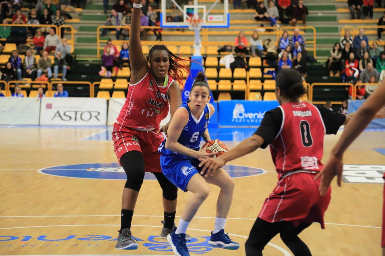 Fotos: Espectacular triunfo del Avenida en el estreno en casa de Ortega y Loyd ante el Araski (81-44)