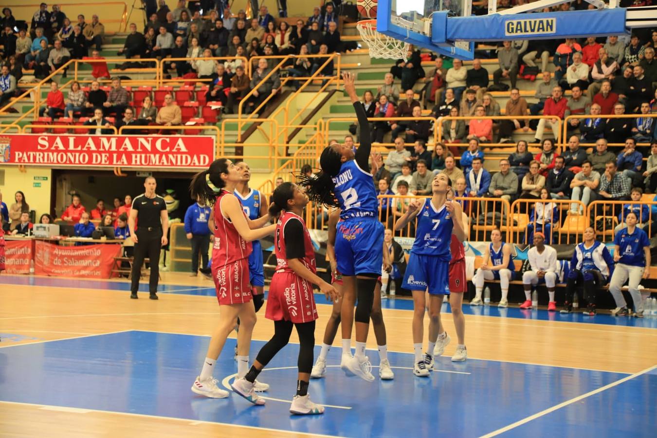 Fotos: Espectacular triunfo del Avenida en el estreno en casa de Ortega y Loyd ante el Araski (81-44)