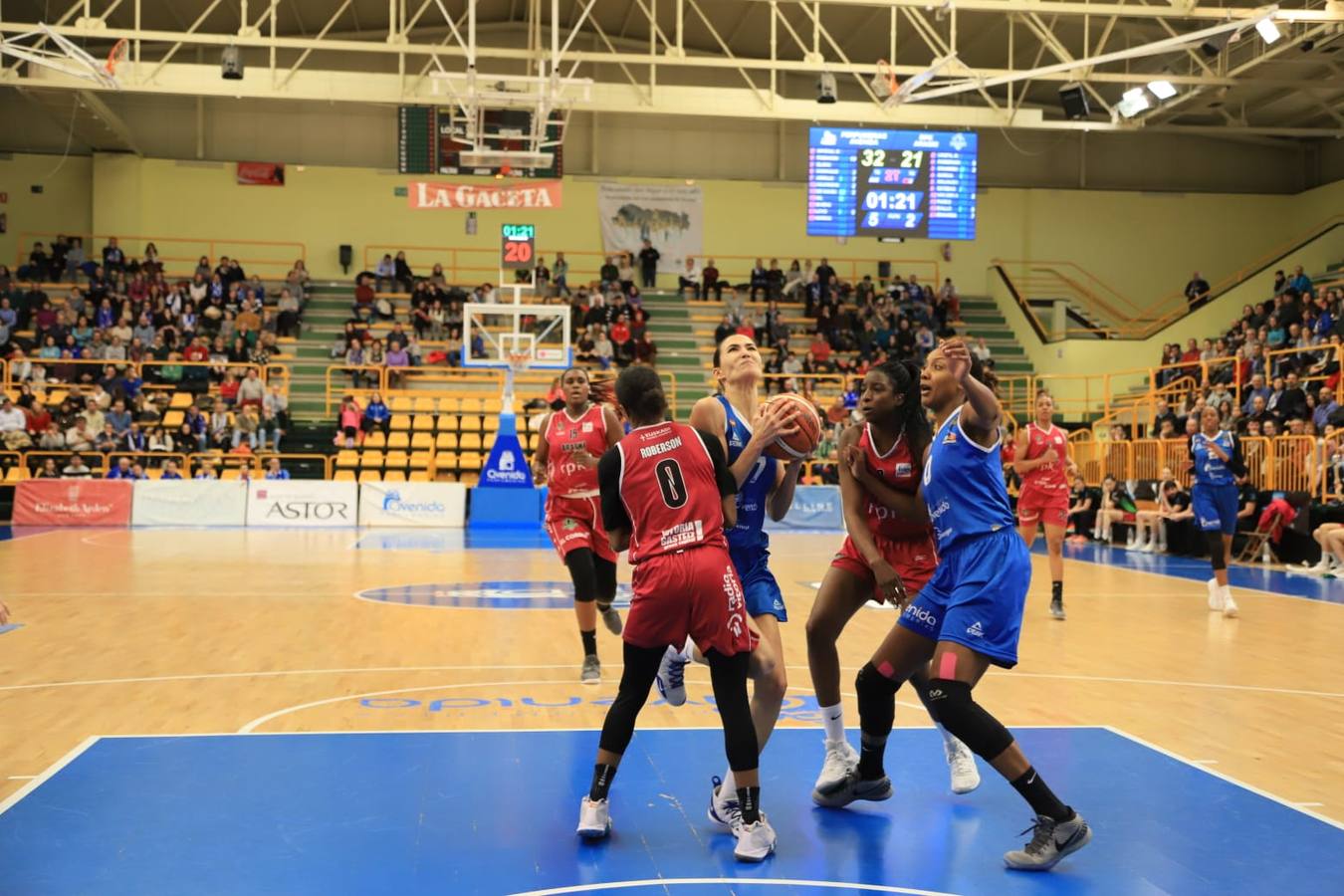 Fotos: Espectacular triunfo del Avenida en el estreno en casa de Ortega y Loyd ante el Araski (81-44)