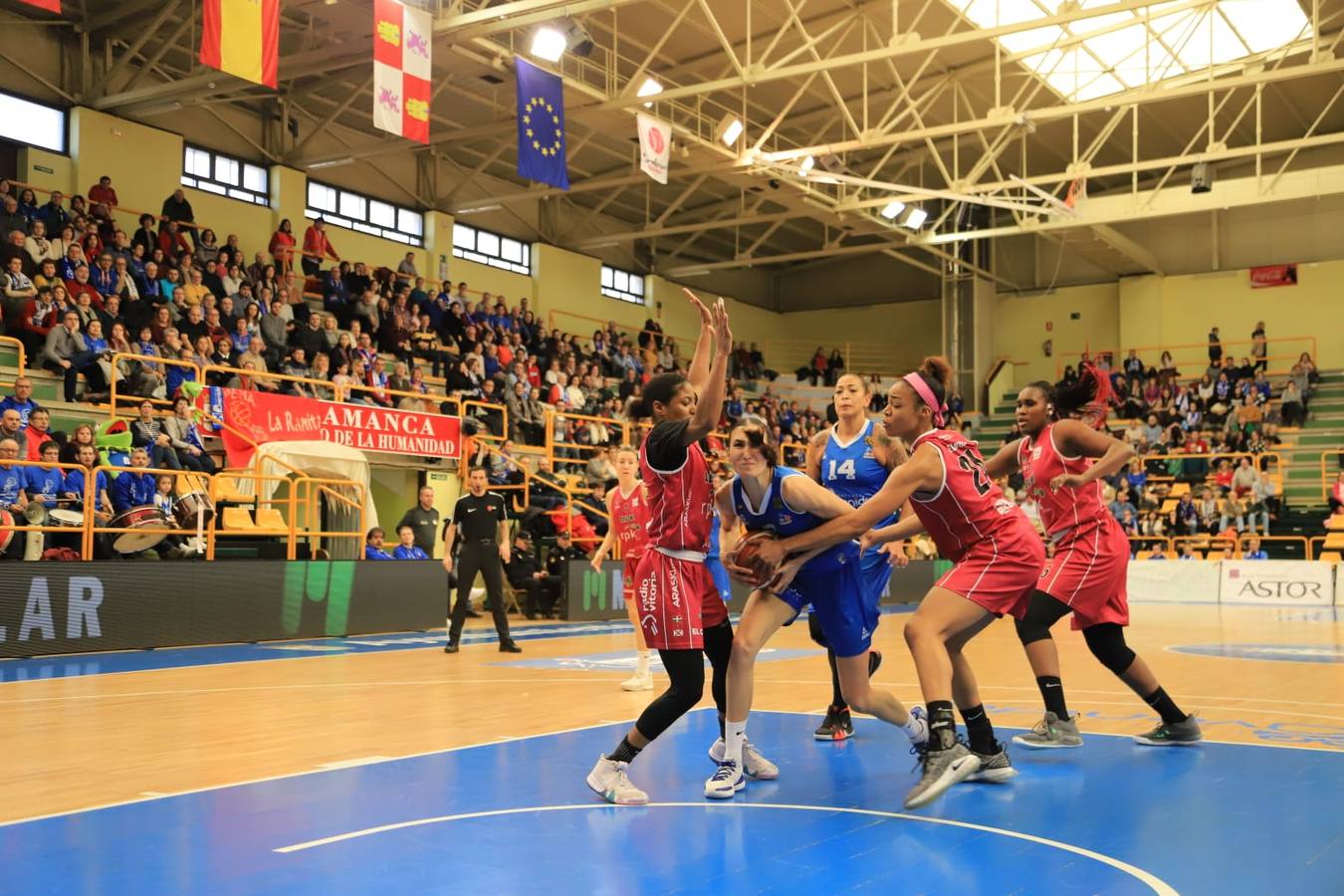 Fotos: Espectacular triunfo del Avenida en el estreno en casa de Ortega y Loyd ante el Araski (81-44)