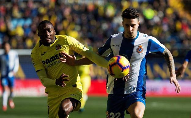 El delantero francés del Villarreal Ekambi (i), y el defensa del Espanyol Mario Hermoso.