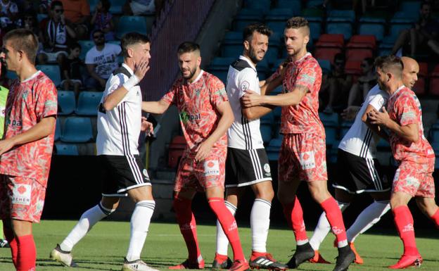 Una acción del derbi en el Helmántico entre el Salamanca CF y el CD Guijuelo. 