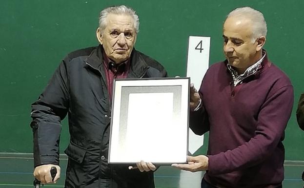 Francisco Rodríguez recibe de Jesús María Ortiz de la placa de la Diputación Provincial. 