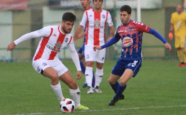 Manu, de la Segoviana, durante el partido disputado frente al Zamora.