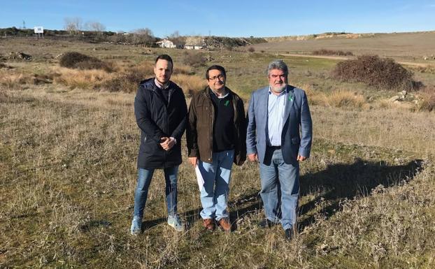 Carlos Fernández, Juan Luis Cepa y Juan Tomás Muñoz en los terrenos sin urbanizar de las Viñas. 