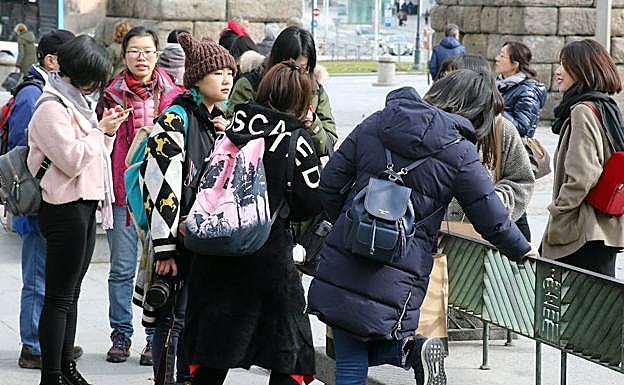 Grupos de turistas orientales en la plaza del Azoguejo.