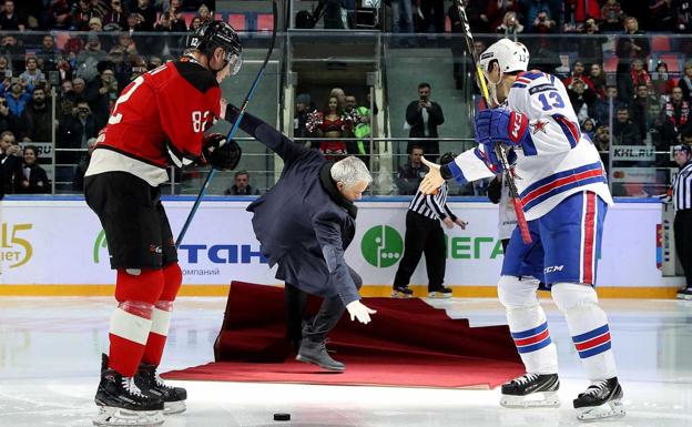 La caída de Mourinho al hacer el saque de honor en un partido de hockey