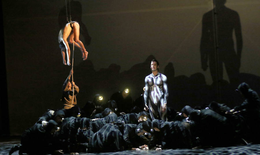 Fotos: Ensayo de la obra &#039;El martirio de San Sebastián&#039;, de La Fura dels Baus, en el Teatro Calderón de Valladolid