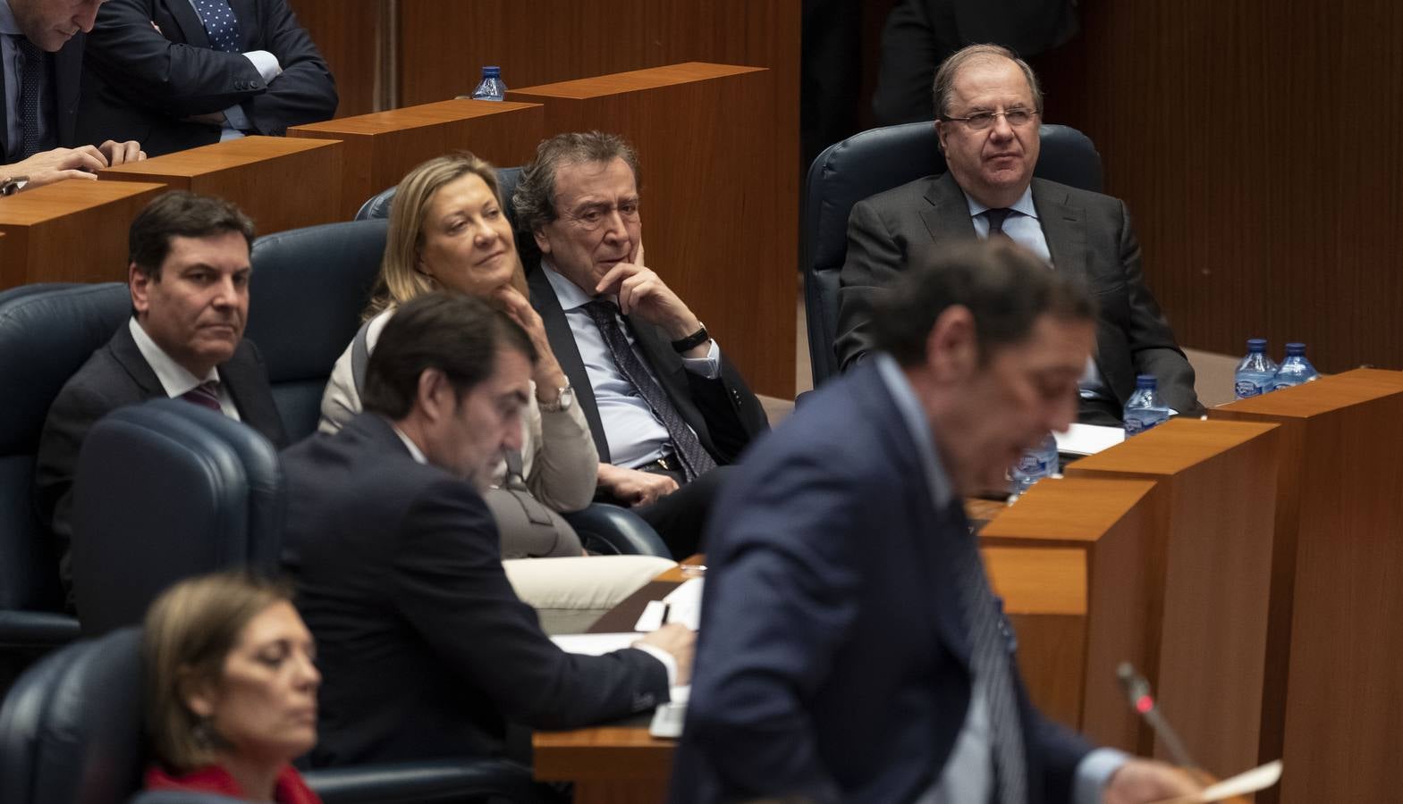 PSOE y Podemos afilaron ayer el bisturí parlamentario para someter al consejero de Sanidad a una vivisección política