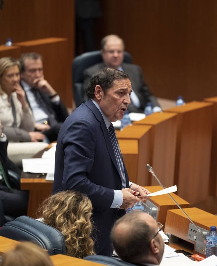 PSOE y Podemos afilaron ayer el bisturí parlamentario para someter al consejero de Sanidad a una vivisección política