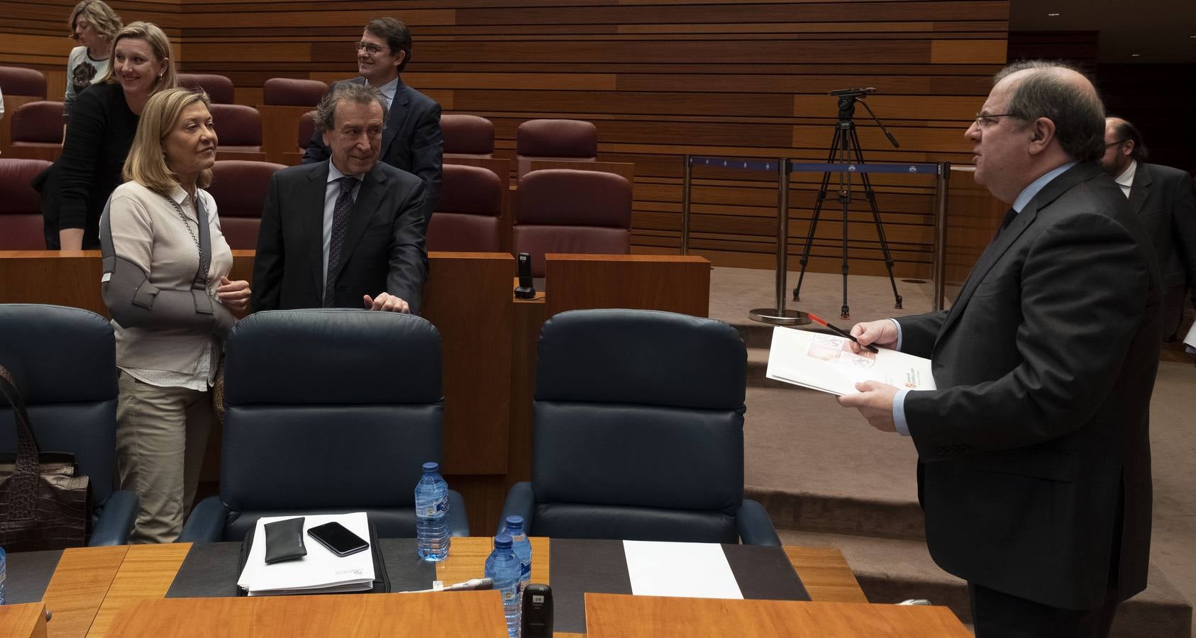 PSOE y Podemos afilaron ayer el bisturí parlamentario para someter al consejero de Sanidad a una vivisección política