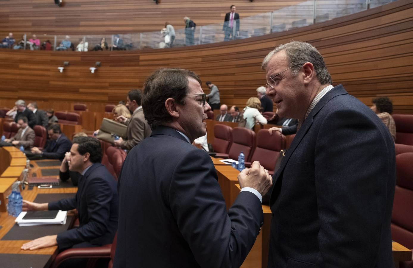 PSOE y Podemos afilaron ayer el bisturí parlamentario para someter al consejero de Sanidad a una vivisección política