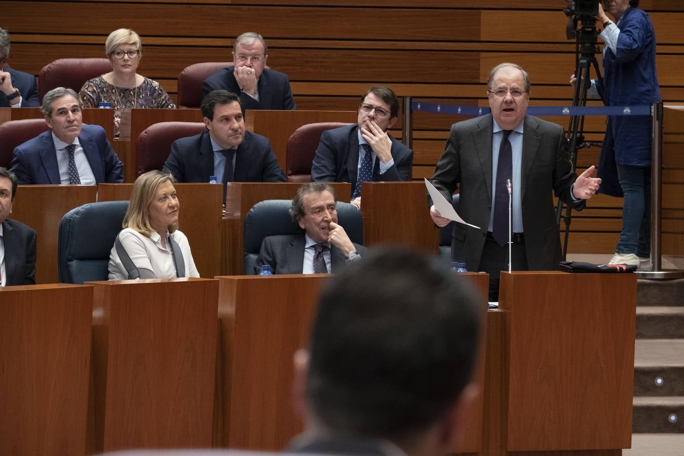 PSOE y Podemos afilaron ayer el bisturí parlamentario para someter al consejero de Sanidad a una vivisección política