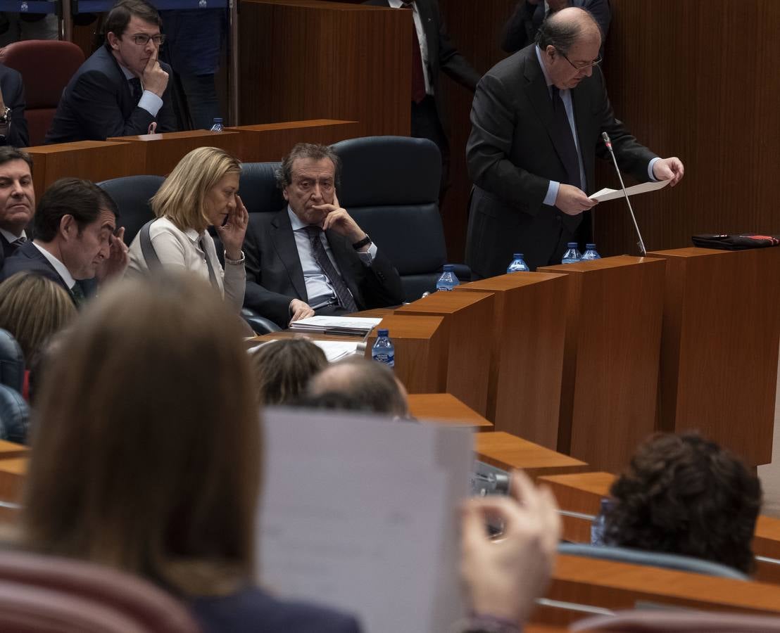 PSOE y Podemos afilaron ayer el bisturí parlamentario para someter al consejero de Sanidad a una vivisección política