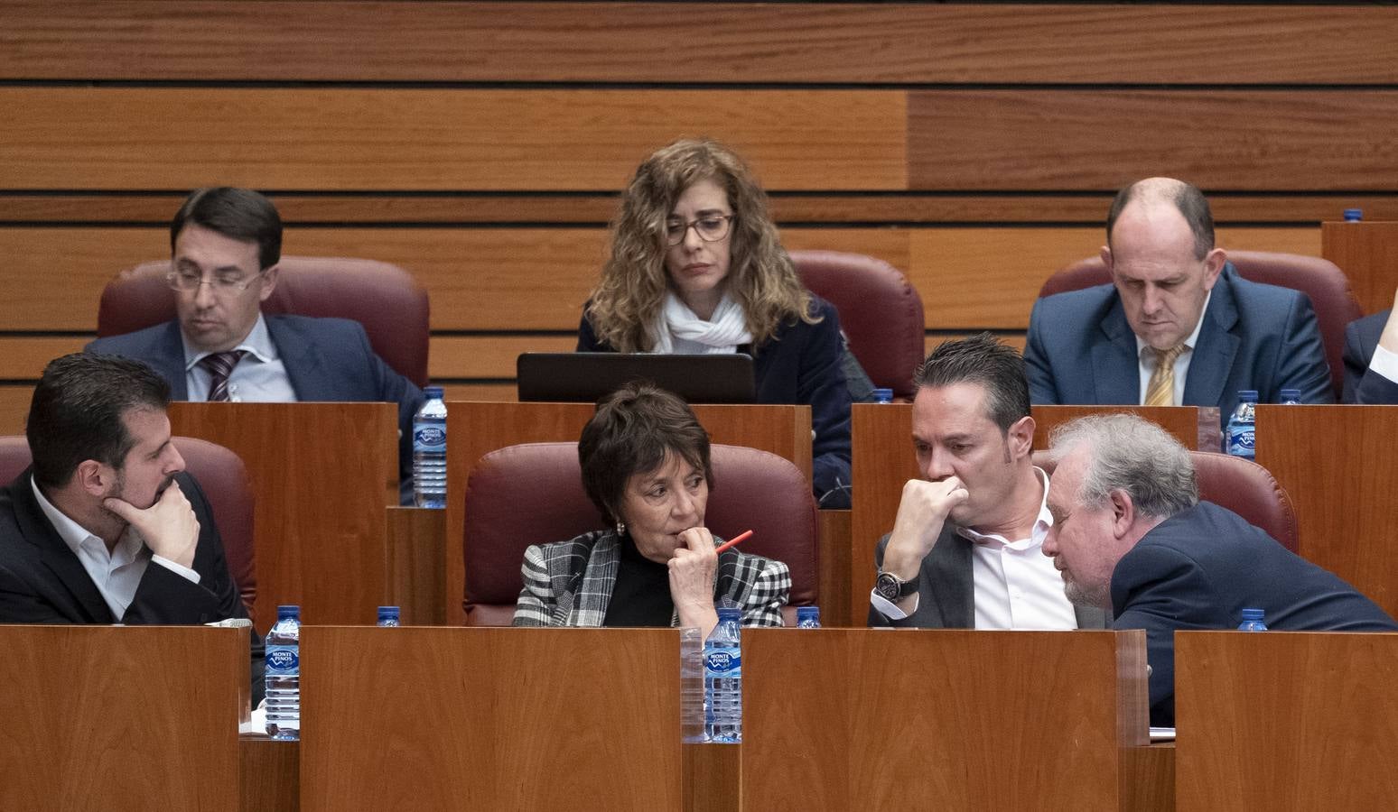 PSOE y Podemos afilaron ayer el bisturí parlamentario para someter al consejero de Sanidad a una vivisección política