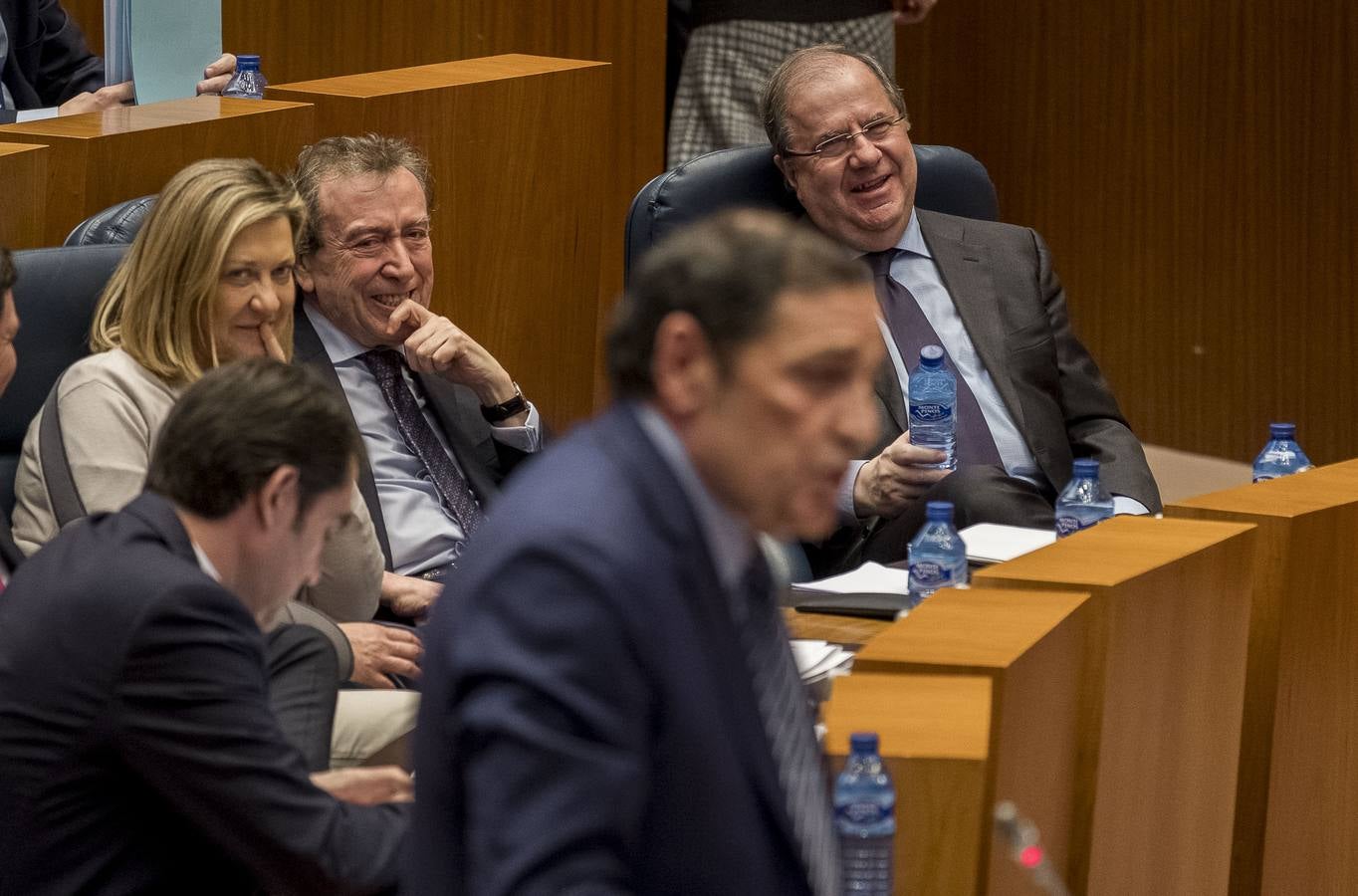 PSOE y Podemos afilaron ayer el bisturí parlamentario para someter al consejero de Sanidad a una vivisección política