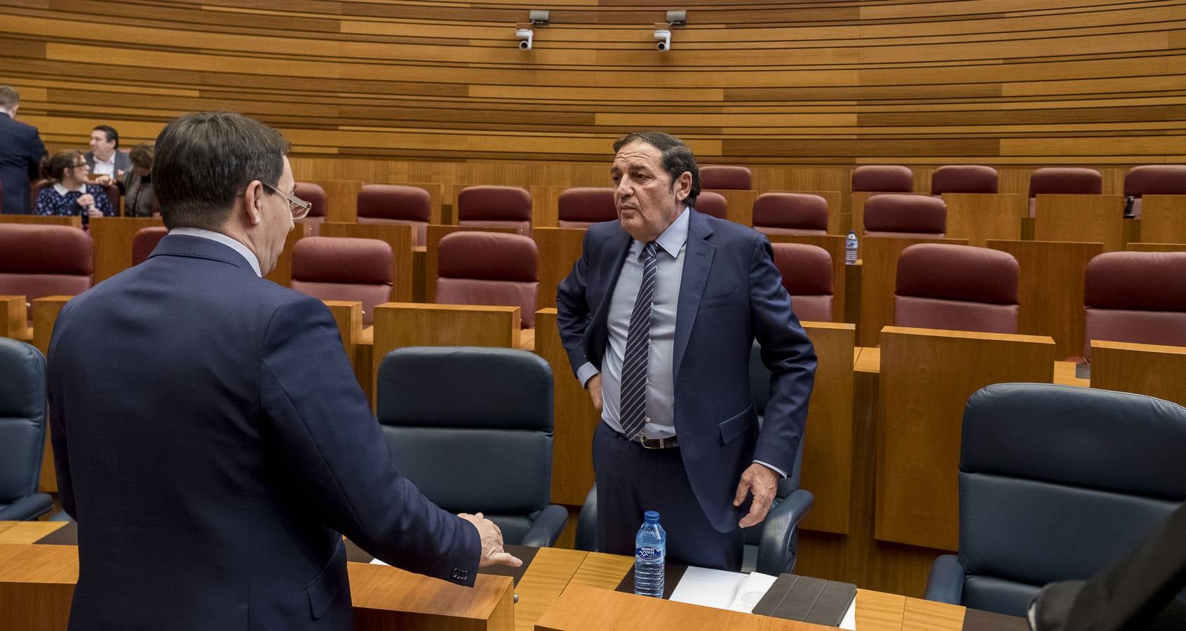 PSOE y Podemos afilaron ayer el bisturí parlamentario para someter al consejero de Sanidad a una vivisección política