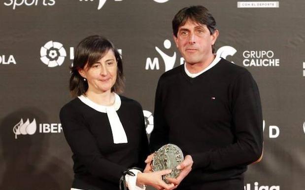 El padre de David Llorente recogió el premio.