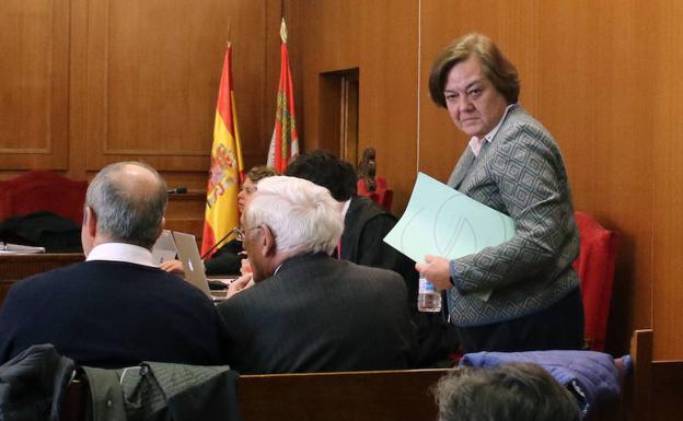 Elena García Gil recoge documentación al ser llamada a declarar. De Torre