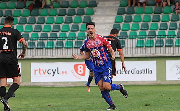 Ivi celebra un gol con la Segoviana.