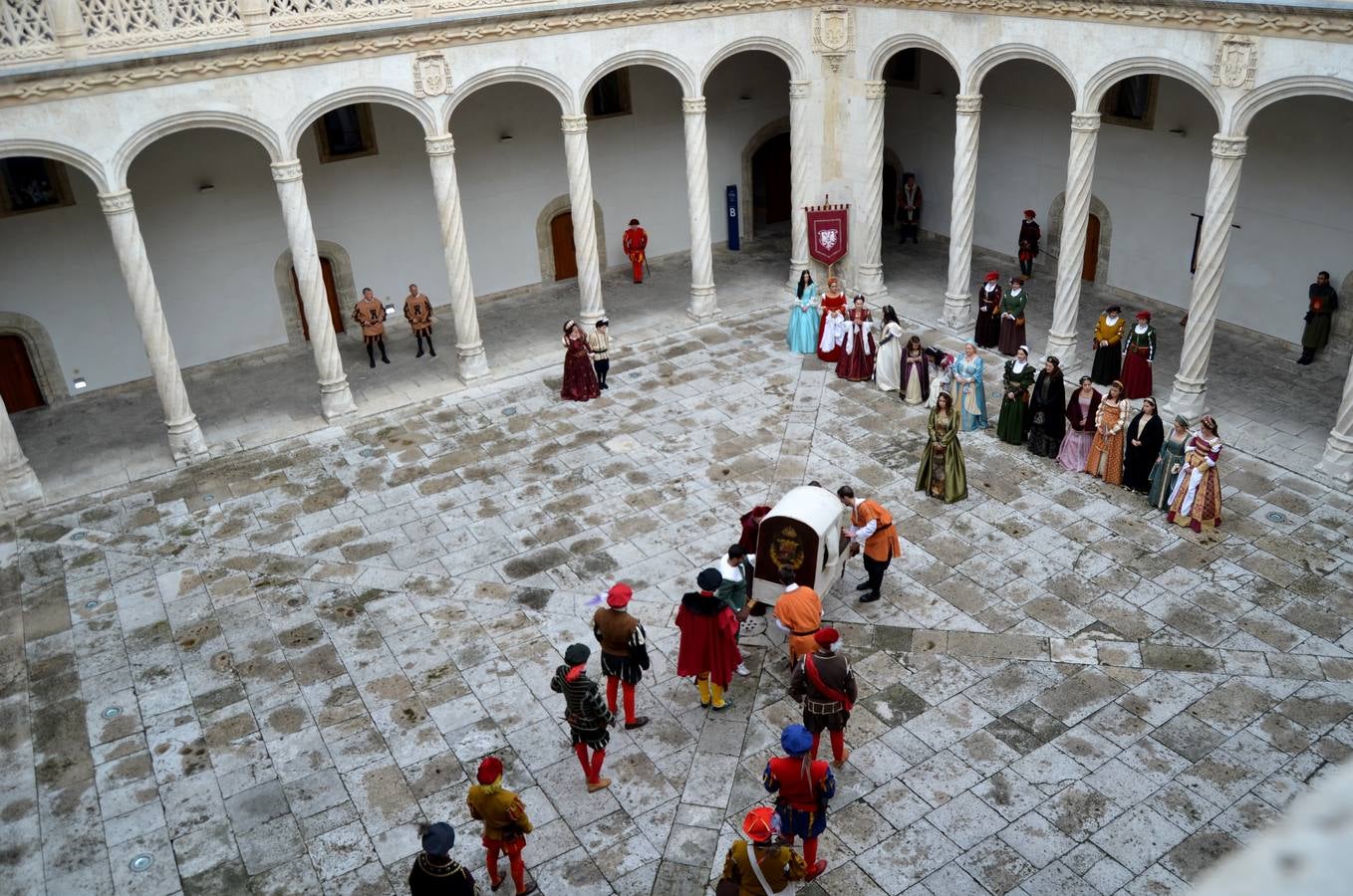 Grupos provinciales de recreación histórica han participado en la docuficción de La 2, recién estrenada y de la que este sábado se emite su segundo capítulo con pasajes rodados en espacios históricos de la ciudad 