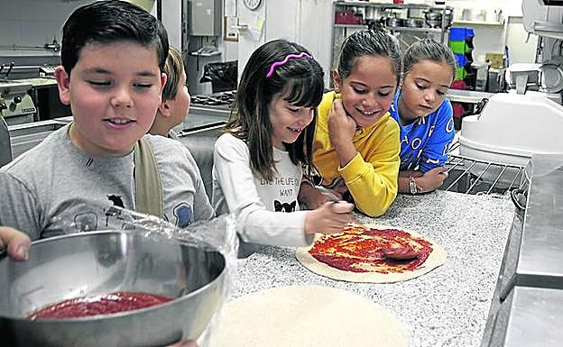 Ángel, Nicolás, Silvia, Blanca y Marta elaboraron sabrosas pizzas según sus gustos. 