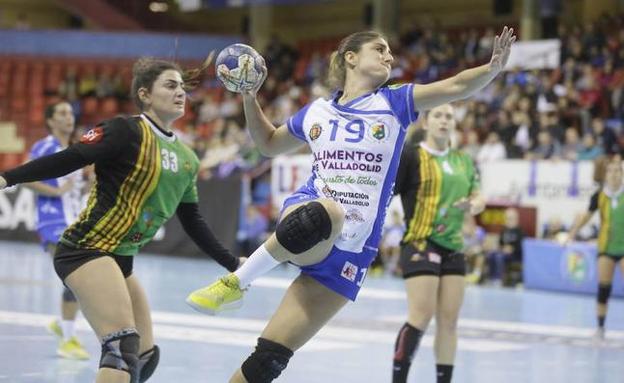 Aula Alimentos de Valladolid ante el BM Castellón en el partido de la División de Hónor de balonmano femenino. 