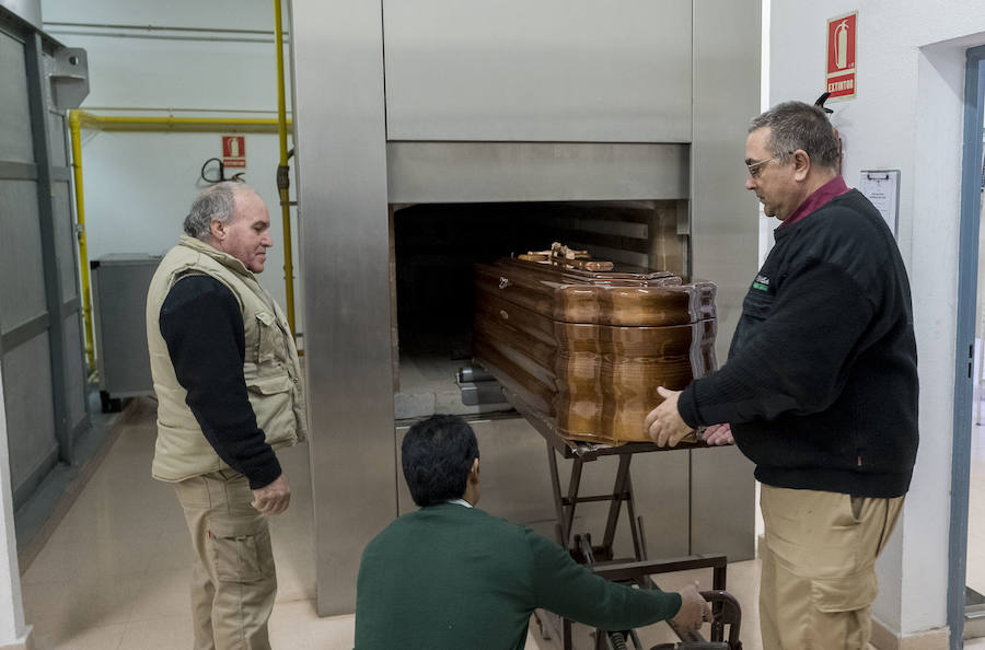 Fotos: Incineracion en el cementerio de las Contiendas, en Valladolid